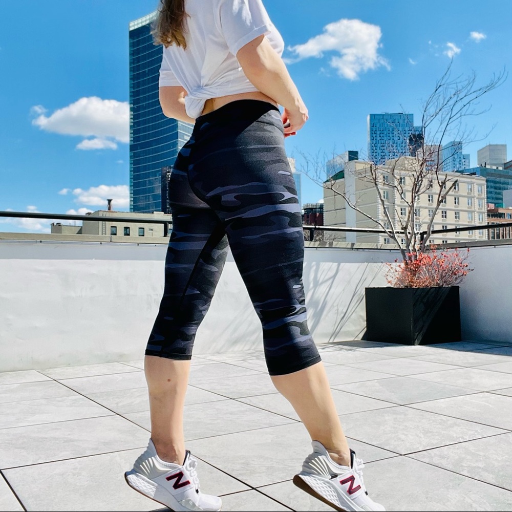Andrew Marc NY Camo Leggings Pants Performance Crop - Picture 11 of 16